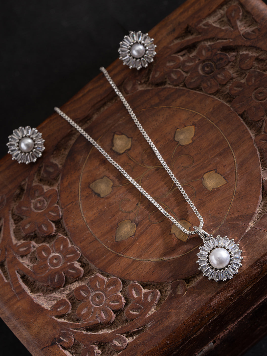Silver-Plated Cubic Zirconia Studded And Pearls Beaded Jewellery Set