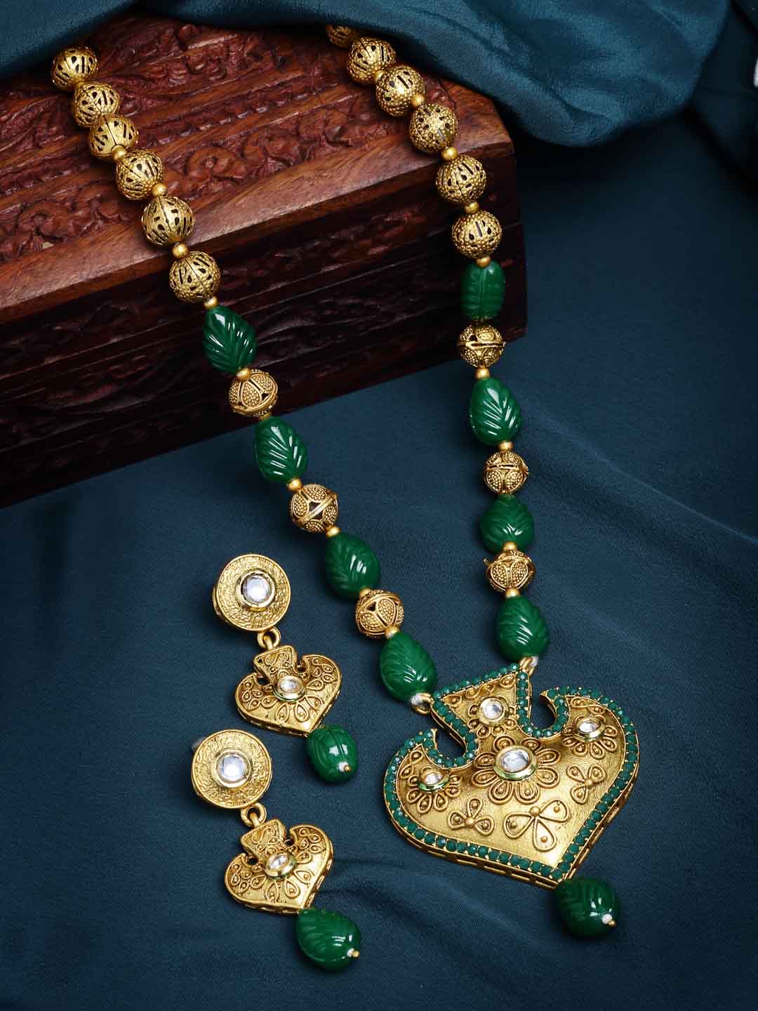 Green Beaded Gold-Plated Kundan Studded Jewellery Set